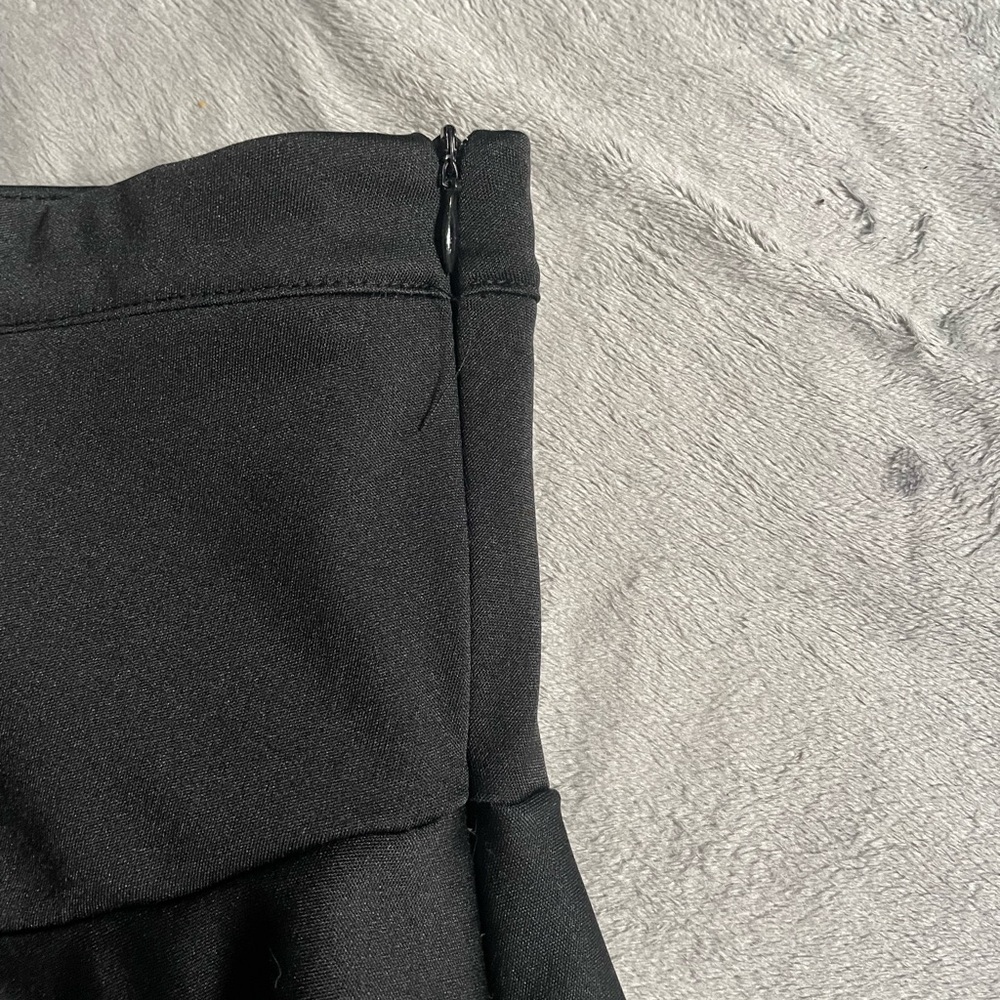 Athletic style pleated skort with zip on side - Picture 6 of 6